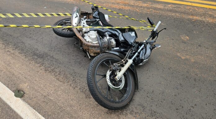 Acidente envolve motocicleta e mais três carros em esquina com semáforo em Dracena