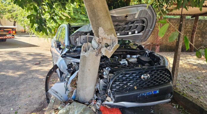 Veículo desgovernado bate em poste em bairro de Dracena