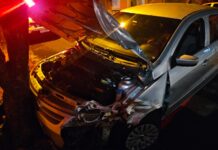 Motorista tem ferimentos leves após carro bater em árvore em cruzamento de Dracena