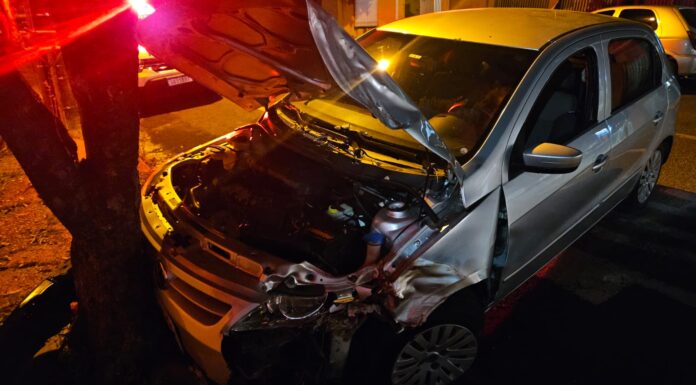 Motorista tem ferimentos leves após carro bater em árvore em cruzamento de Dracena