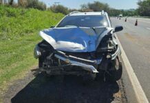 Veículo bate na traseira de caminhão canavieiro na SP-294 em Junqueirópolis
