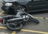 Acidente na esquina da Praça Arthur Pagnozzi deixa motociclista ferido