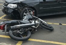Acidente na esquina da Praça Arthur Pagnozzi deixa motociclista ferido