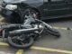Acidente na esquina da Praça Arthur Pagnozzi deixa motociclista ferido