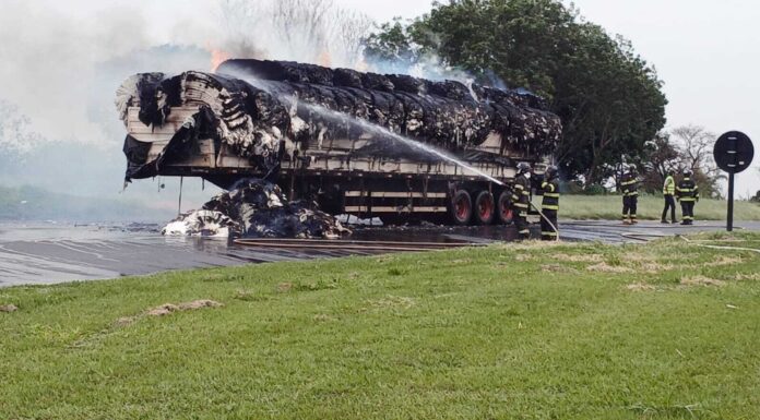 Carreta é destruída por incêndio na SP-294 em Tupi Paulista
